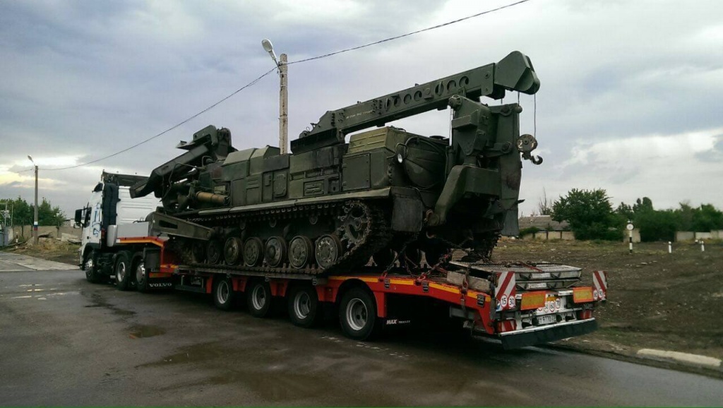 Перевозка техники. Бат 2 на трале. Трал 400/24. Перевозка военной техники на трале. Погрузка техники на трал.